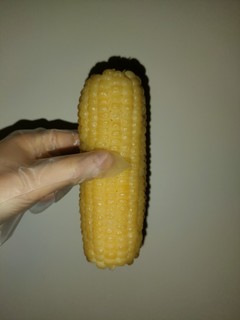 在夏天吃玉米，真的好惬意
