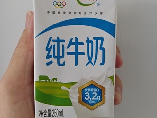 早餐好伴侣，伊利纯牛奶