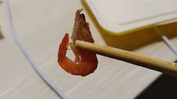 虾，又称为对虾，是一种美味可口的海鲜。它的外形小巧玲珑，身体呈透明状，带有红色或棕色的斑点