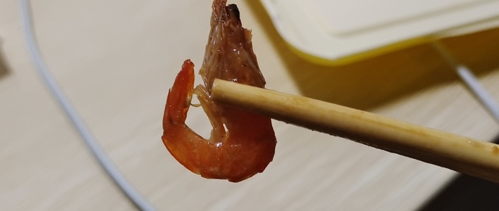 虾，又称为对虾，是一种美味可口的海鲜。它的外形小巧玲珑，身体呈透明状，带有红色或棕色的斑点