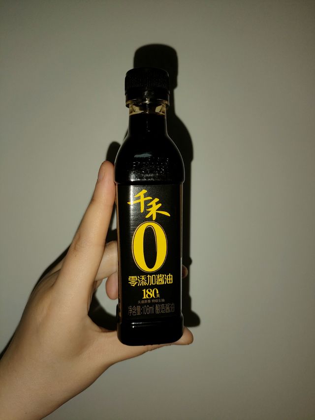 一块钱一瓶的零添加生抽，配料表很干净