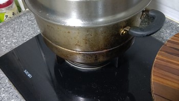 一款集蒸煮炖一体的三层蒸锅