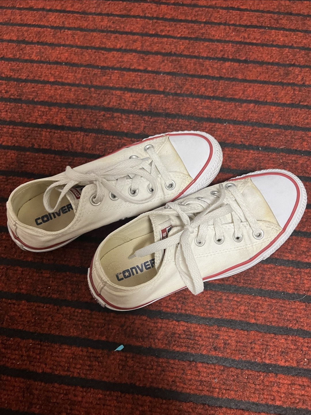 最爱的一双帆布鞋虽然很磨脚!