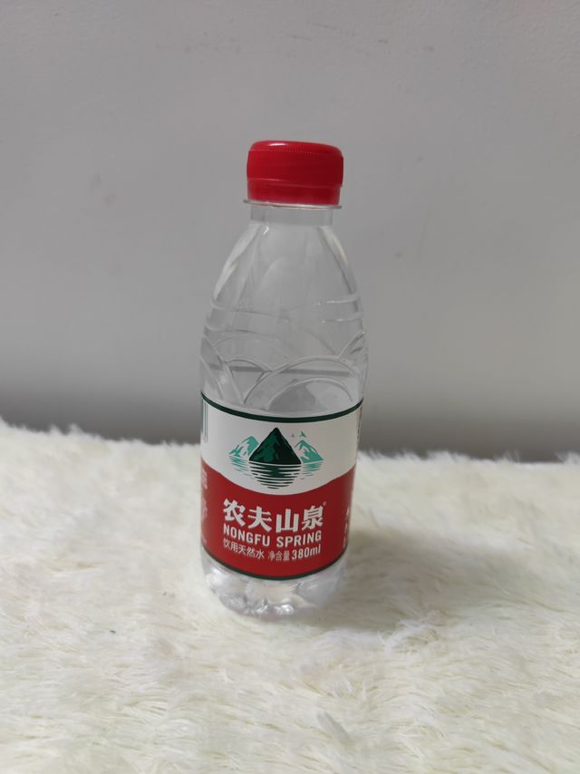 天气热了囤点农夫山泉矿泉水