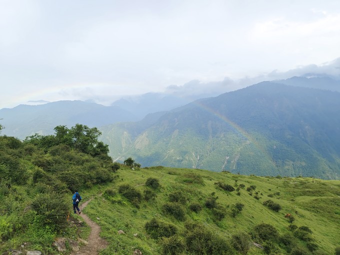 迪卡侬登山鞋