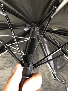 对抗夏日阳光的最好武器，太阳伞。