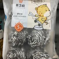 厨房钢丝球是一种常见的清洁工具，通常由钢丝编织而成