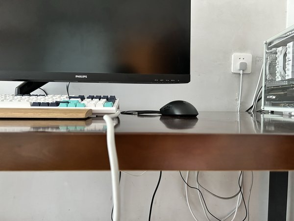 300 多点的电脑桌，哎。