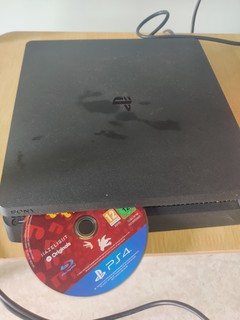 用PS4游戏机玩游戏