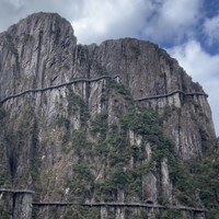 令人啧啧称奇的莽山双层栈道！