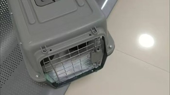 给自己家的猫猫买了一个宠物周转箱。