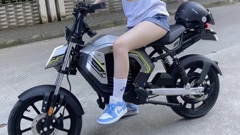 摩托电动车真的很适合女孩子骑，轻便但是帅气！