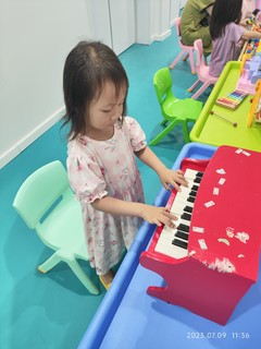 我娃对钢琴是情有独钟啊