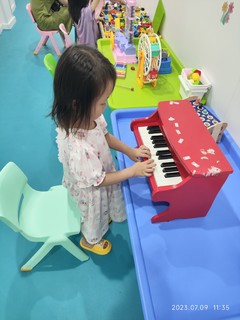 我娃对钢琴是情有独钟啊
