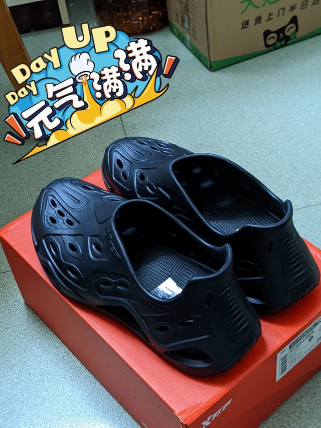 开箱:刚出厂就破了洞，这种鞋子值得买吗？
