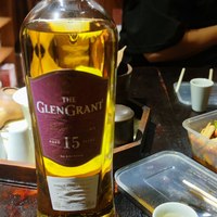 品味格兰冠15年威士忌：享受酒体的金黄色调与淡雅香气