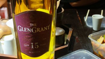品味格兰冠15年威士忌：享受酒体的金黄色调与淡雅香气