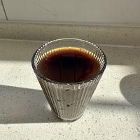 小小的玻璃杯用来喝咖啡正好