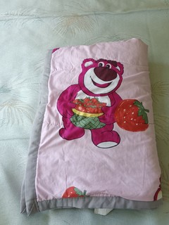 可爱草莓熊相伴，空调房里睡觉有保障
