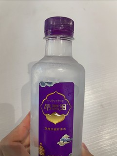 来一瓶冰镇饮用天然矿泉水