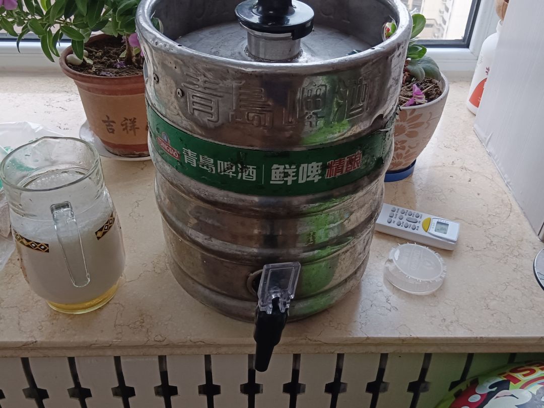 今晚开这一钢桶青岛扎啤够俩人喝吗?