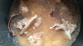 夏日美食-广式去湿汤：薏米土茯苓骨头汤