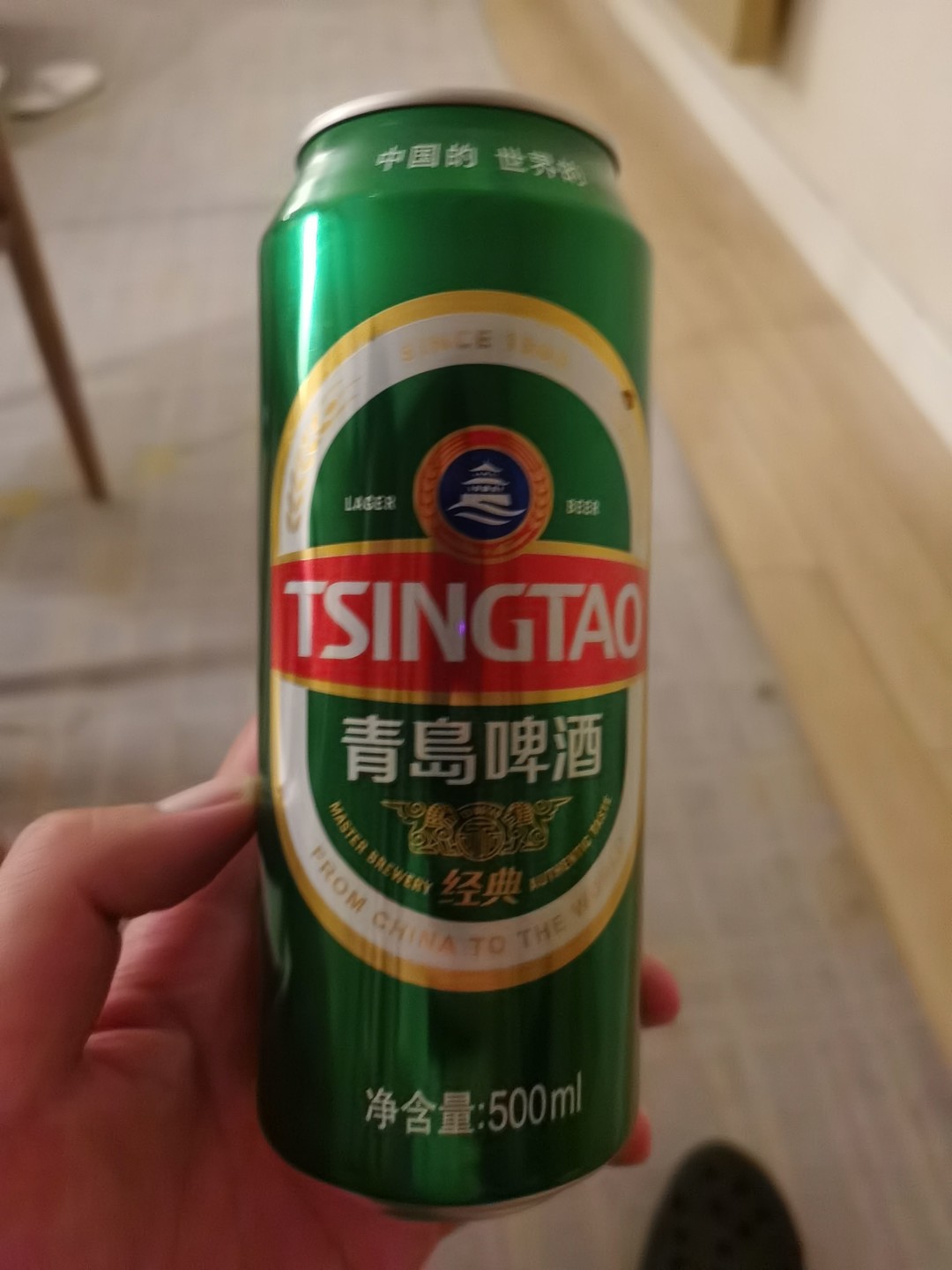 手拿啤酒图片 罐装图片