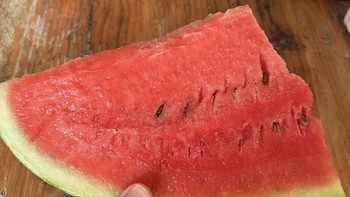 果肉多吃西瓜，既能解暑又能享受其美味