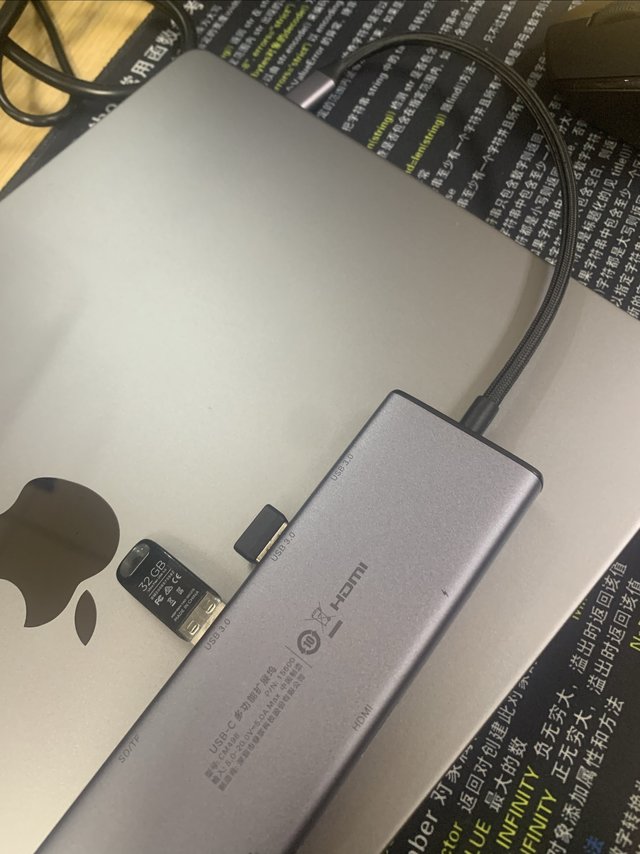 绿联拓展坞，和我的MACBook pro14很搭