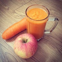 在家如何制作胡萝卜苹果汁