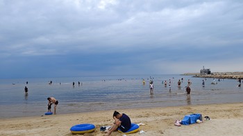夏日周末的海滩狂欢起来