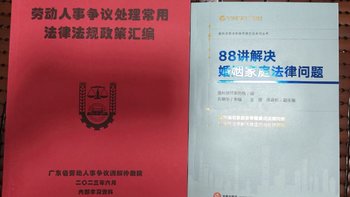 坐在床上看书，是学习还是催眠？或许是为了垫高枕头，享受高枕无忧的美好~