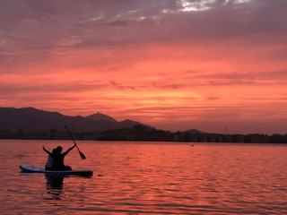 去湖里游泳吧，尽享清凉!