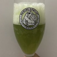 绿色的啤酒可不多见呀！