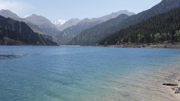 新疆天山天池，夏日仙境，快来感受清凉的怀抱！