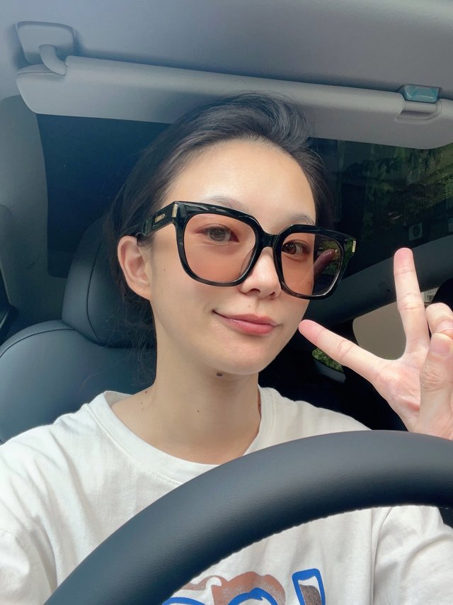 最近新买的一副墨镜开车经常戴