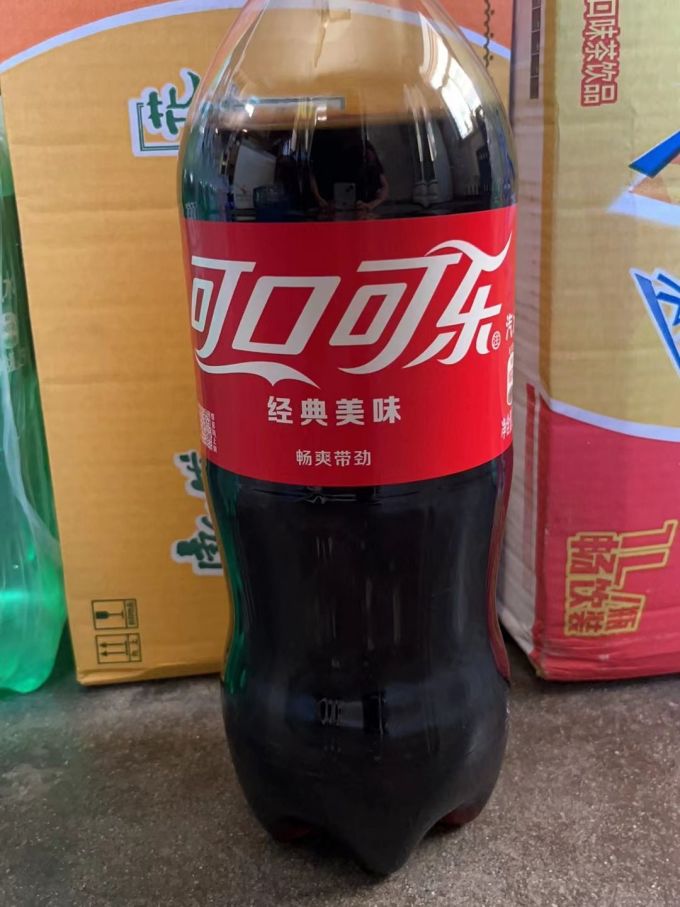 大瓶装的可口可乐吨吨喝起来