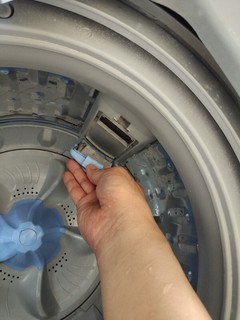 清理波轮洗衣机内桶，脏污盒
