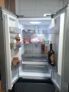 厨房里的美的法式BCD327冰箱