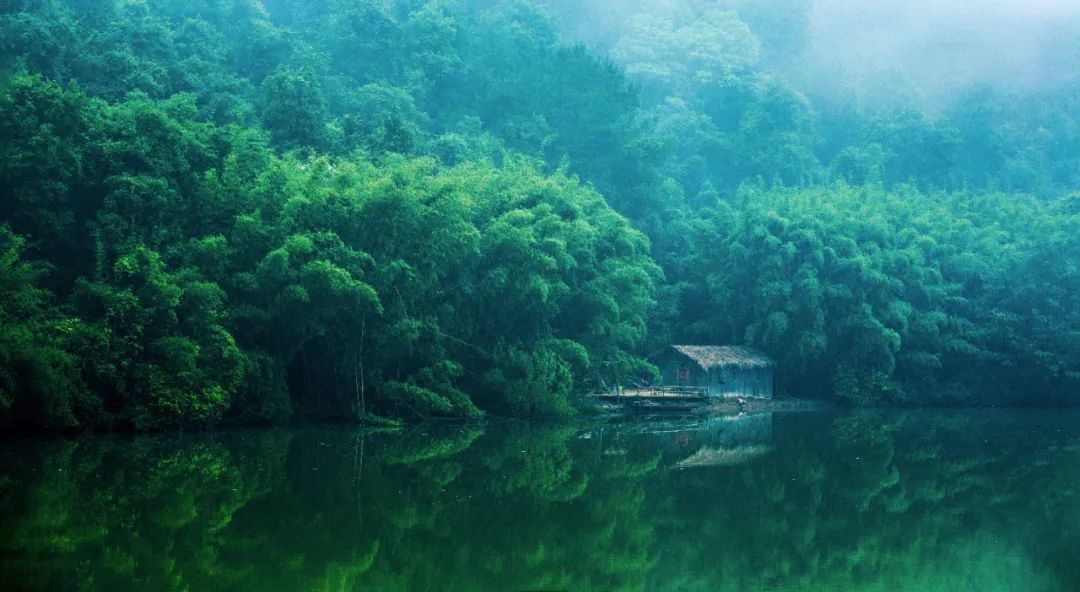 有着“龙南小三峡”之称的江西十里桃川，掩映在竹林中的茅屋。©图虫创意