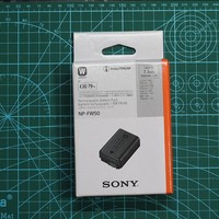 sony fw50又叫废物50以电池不耐用闻名，一般入门机都用这个，干活的机器都用大一点那个电池