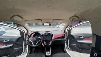 长安奔奔EV是长安汽车旗下的一款纯电动车型，它的内饰设计注重舒适性和实用性