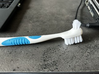 你知道这个另类的牙刷是刷什么的么？