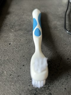 你知道这个另类的牙刷是刷什么的么？