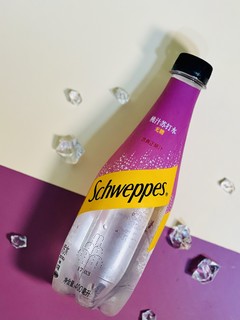 炎热夏天，谁能拒绝一瓶粉色的桃汁苏打水呢