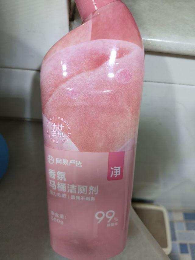 一款粉色白桃汁味的洁厕剂