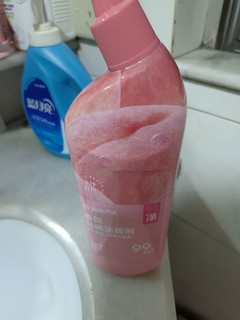 一款粉色白桃汁味的洁厕剂