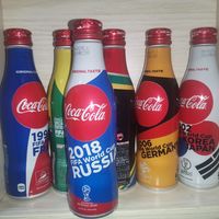 陈列的世界杯纪念版可乐
