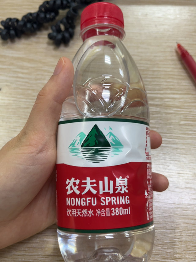 ​夏日酷爽水饮——农夫山泉矿泉水