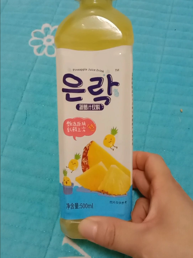 甄选原料，新鲜上市的菠萝汁